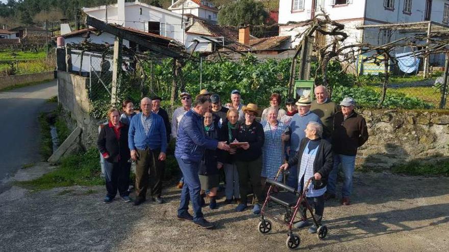 Otero con los vecinos de Sulago durante la reunión celebrada el pasado domingo en el lugar.