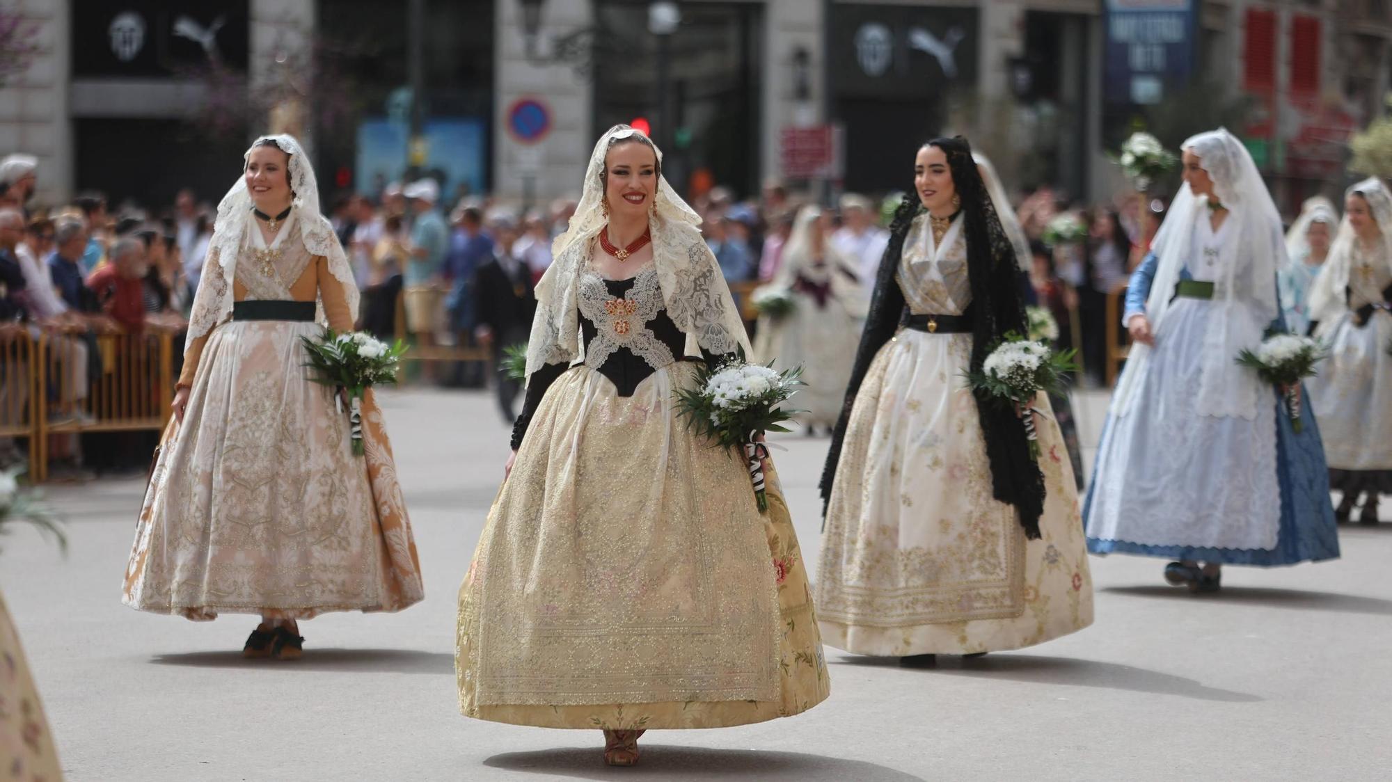 Las falleras ilustres de 2024 y 2023 en la Ofrenda de San Vicente