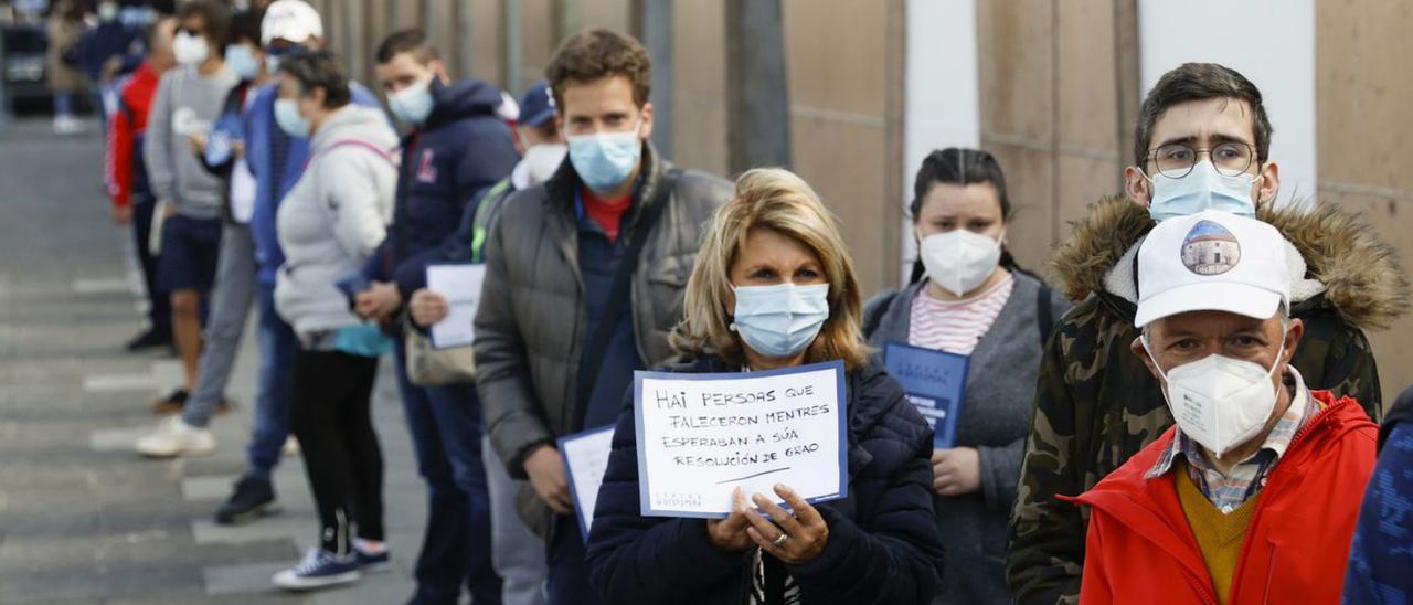 Personas con discapacidad y familiares protestan junto al edificio Cegadi de Santiago, donde se encuentran los Equipos de Valoración e Observación da Discapacidade (EVO) en esa ciudad. |  // LAVANDEIRA JR/EFE