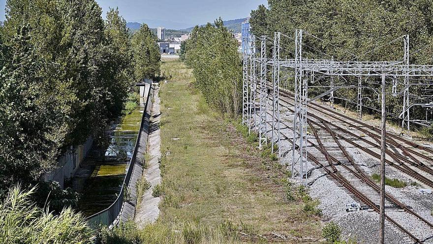 La zona de la línia del tren desprotegida, entre Mas Xirgu i la carretera C-65.