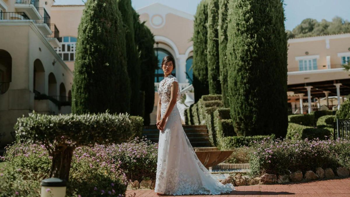 Una novia, fotografiándose en los jardines de Grand Hyatt La Manga, en Cartagena, Murcia.