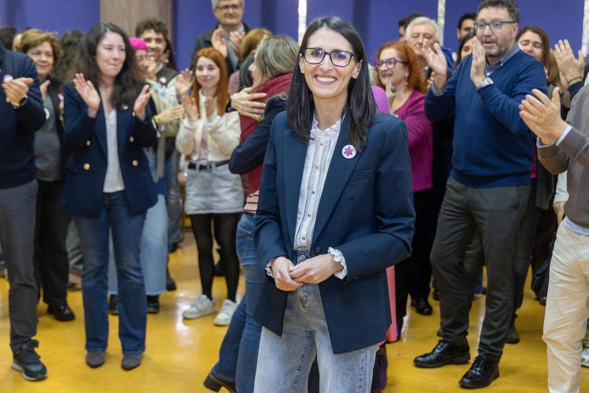 Rosa Crujeiras celebrando su victoria tras los resultados de la votación del 11 de marzo.