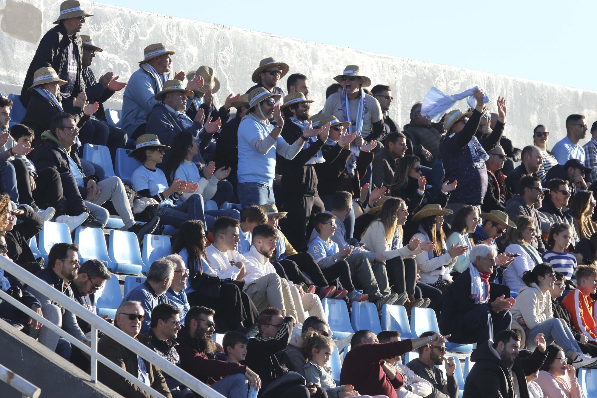 Galería de imágenes de varios momentos de la afición de UD Ibiza