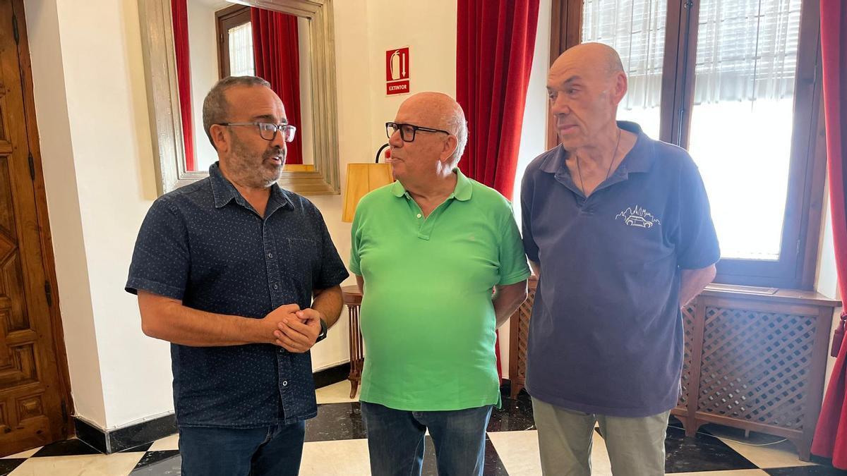 Miguel Ángel Morales, junto a los hermanos Antonio Jesús y Juan Fernando, que le agradecen que la diputación esté buscando a su tío abuelo, fallecido en la Guerra Civil.
