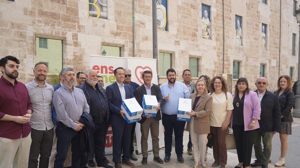 Carratalá, Rodríguez, García y Enguix, con las firmas en la mano, esta mañana ante las Corts.