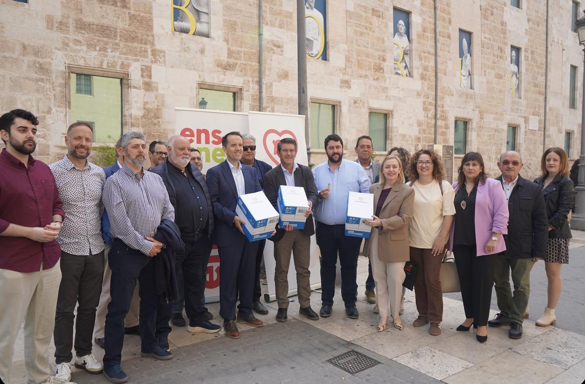 Carratalá, Rodríguez, García y Enguix, con las firmas en la mano, esta mañana ante las Corts.