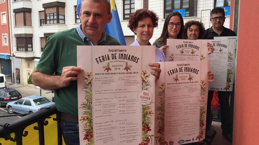 Emilio Longo, Fide Gutiérrez, Isabel Suárez, Natalia Suárez y Fernando Soto, con el cartel de la feria.