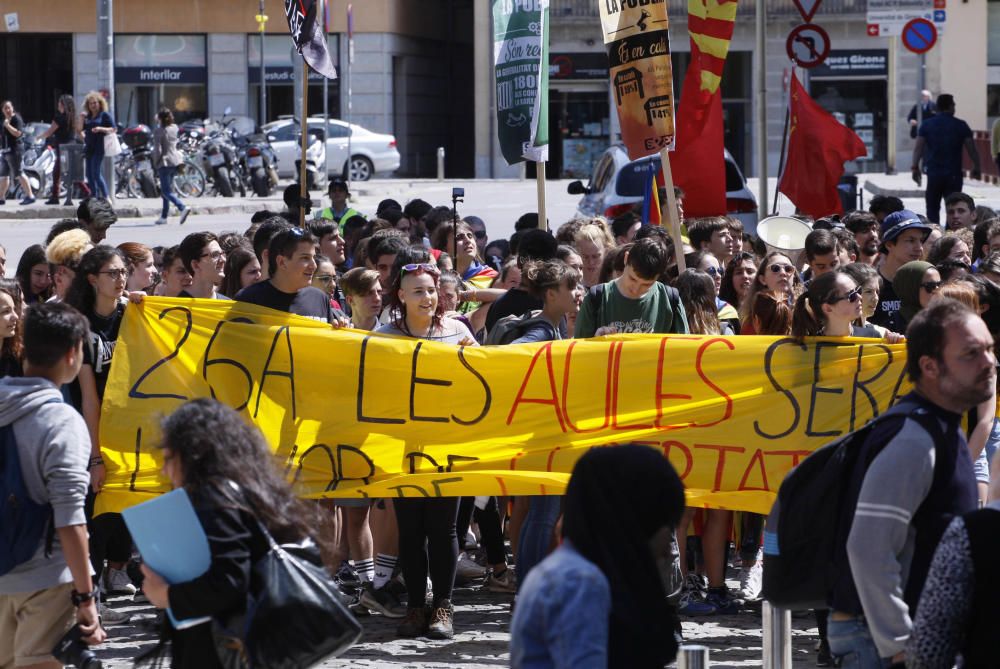 Manifestació d''estudiants universitaris a Girona
