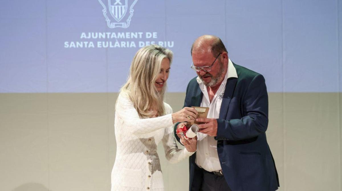 El CNSE recibe la Medalla de Oro en el Teatro España. |