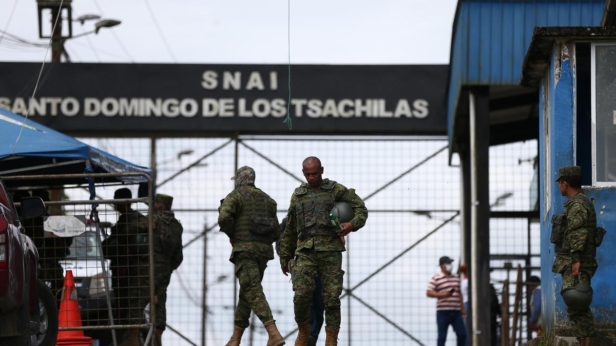Dos soldats vigilen la presó de Santo Domingo, a Equador