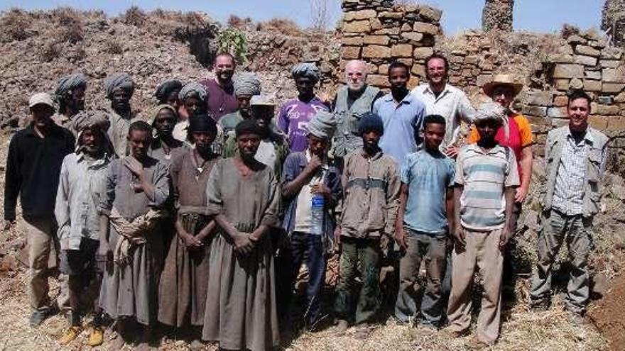 El equipo de Víctor M. Fernández (detrás, en el centro) que excavó las misiones jesuitas de Etiopía junto al lago Tana.