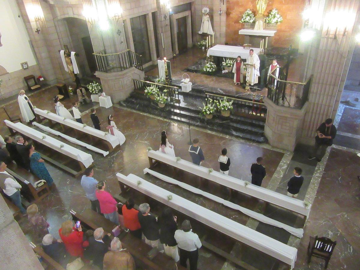 Un momento de la Primera Comunión en la iglesia parroquial de Cangas de Onís.