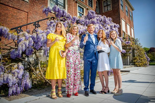 Por el Día del Rey 2020, el rey Guillermo de Holanda y Máxima han protagonizado un simpático posado con sus hijas