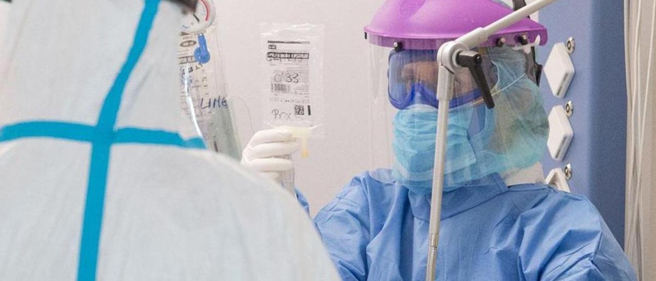 Sanitarios trabajando en un hospital en España.