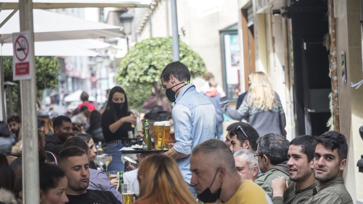 Una terraza en el centro de Alicante tras su reapertura