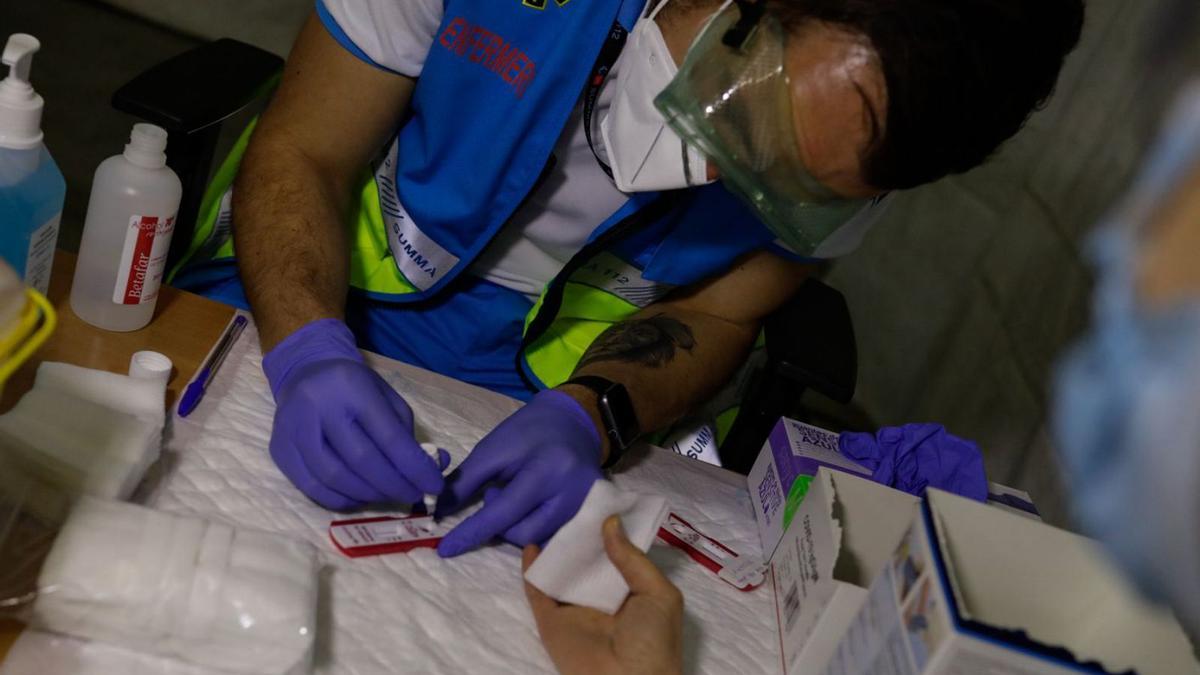 Un enfermero de emergencias realiza un test de COVID. |   // J. HELLÍN