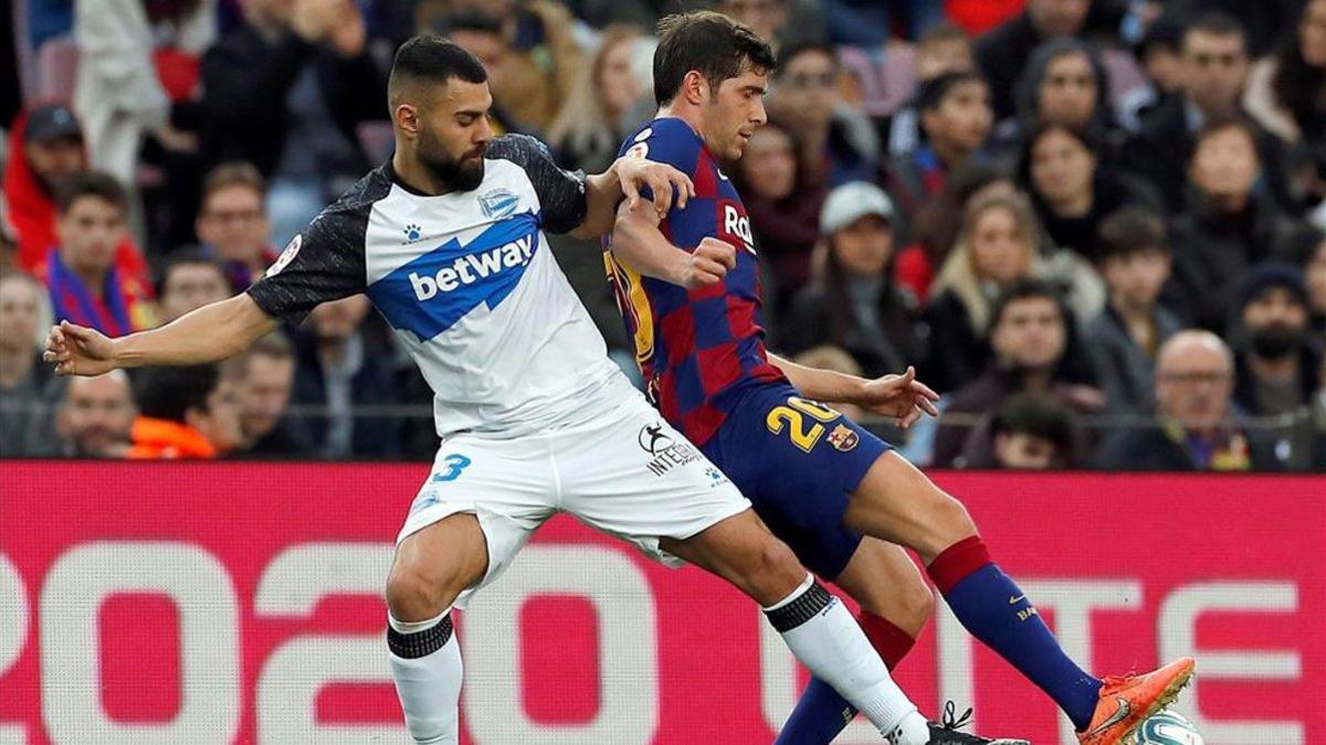 Sergi Roberto pugna por un balón con Rubén Duarte en el Barça-Alavés