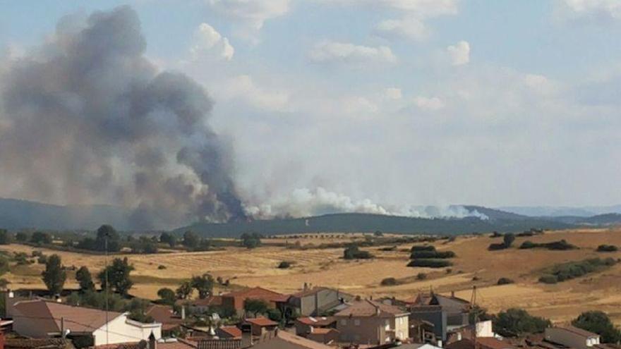 Una nueva columna de humo que se vislumbra desde unas localidades próximas al incendio