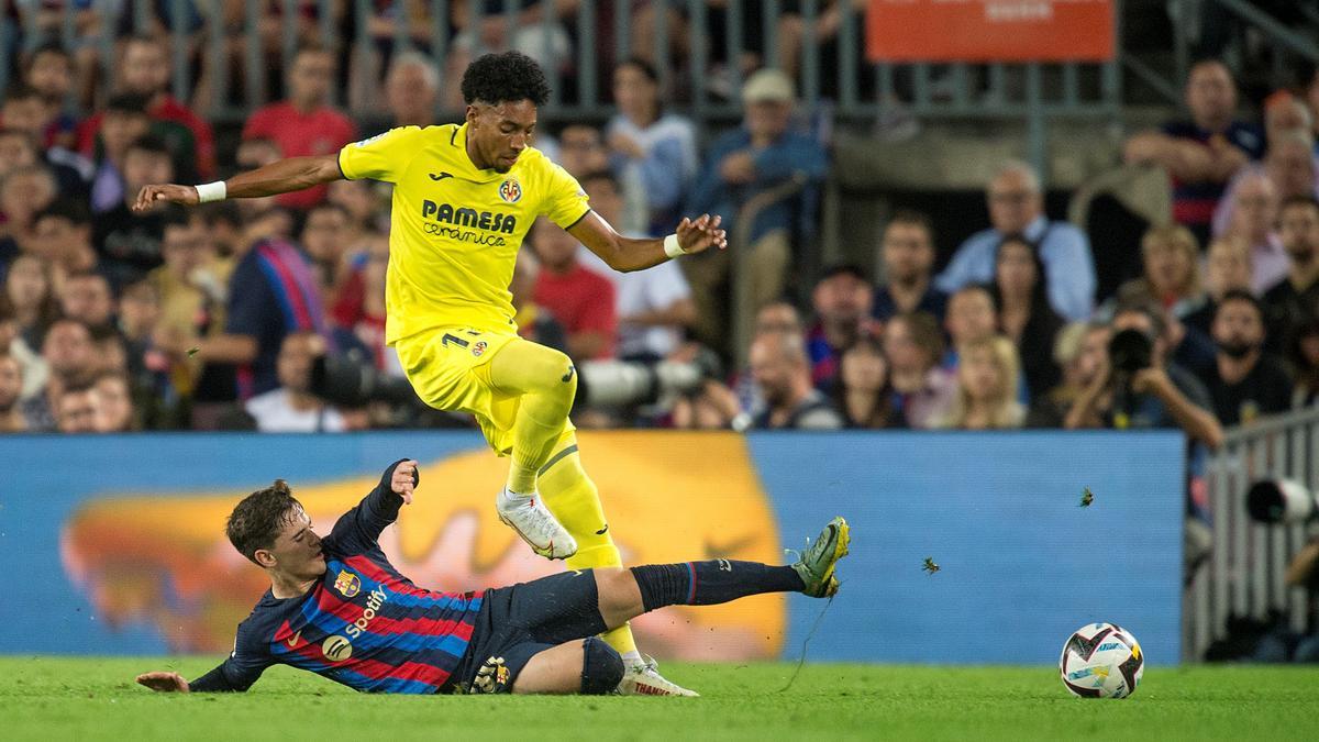 Gavi frustra una jugada de ataque de Mojica, el lateral zurdo del Villarreal, en el Camp Nou.