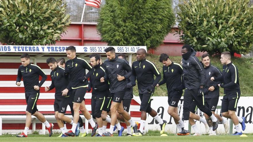 La plantilla del Sporting, en un entrenamiento en Mareo.