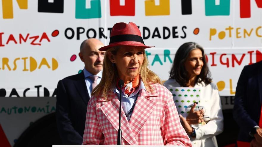La infanta Elena inaugura en Zaragoza la ruta del autobús solidario 'Cambia el filtro', que ofrece otra mirada de la discapacidad