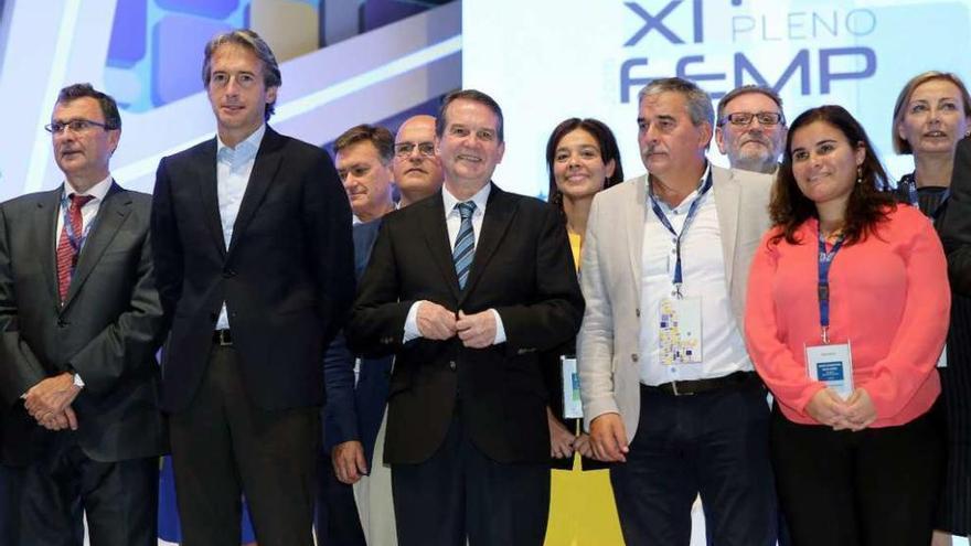 El presidente de la FEMP, Abel Caballero, con el expresidente del ente Íñigo de la Senra y miembros de la directiva.