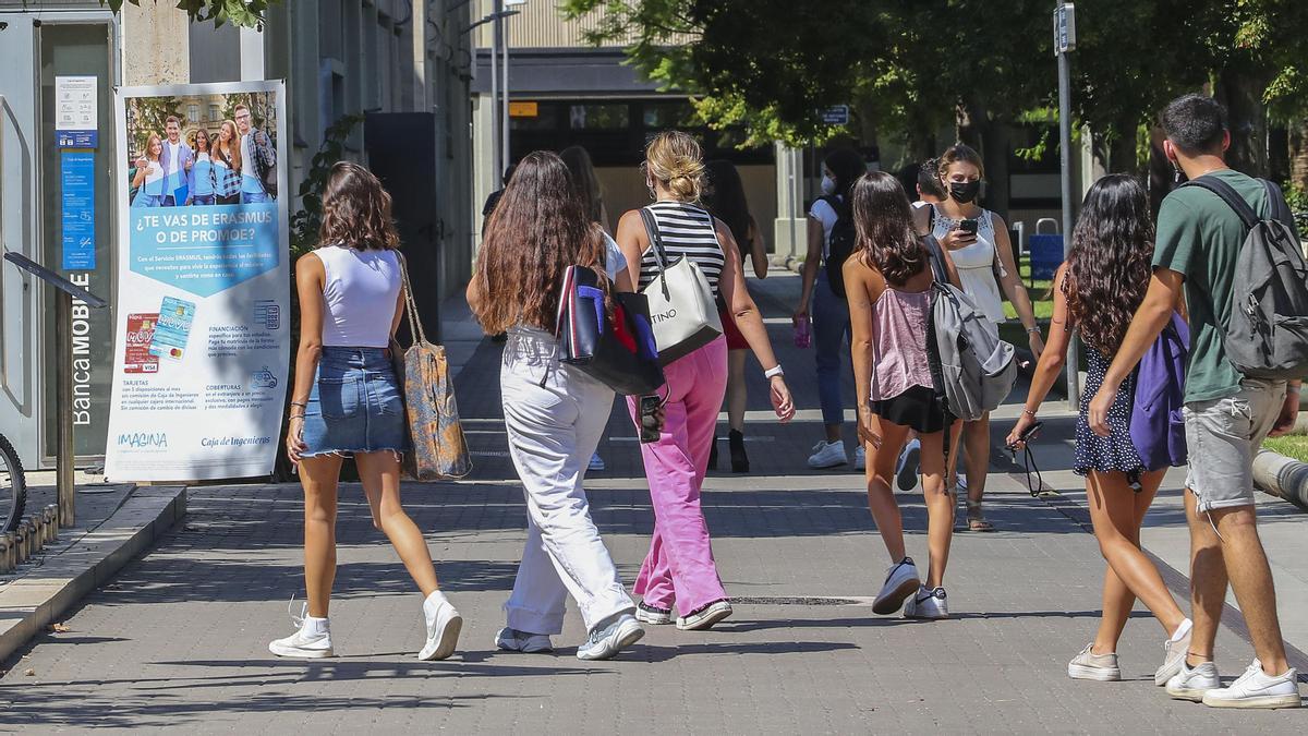 Estudiantes en uno de los campus de València.