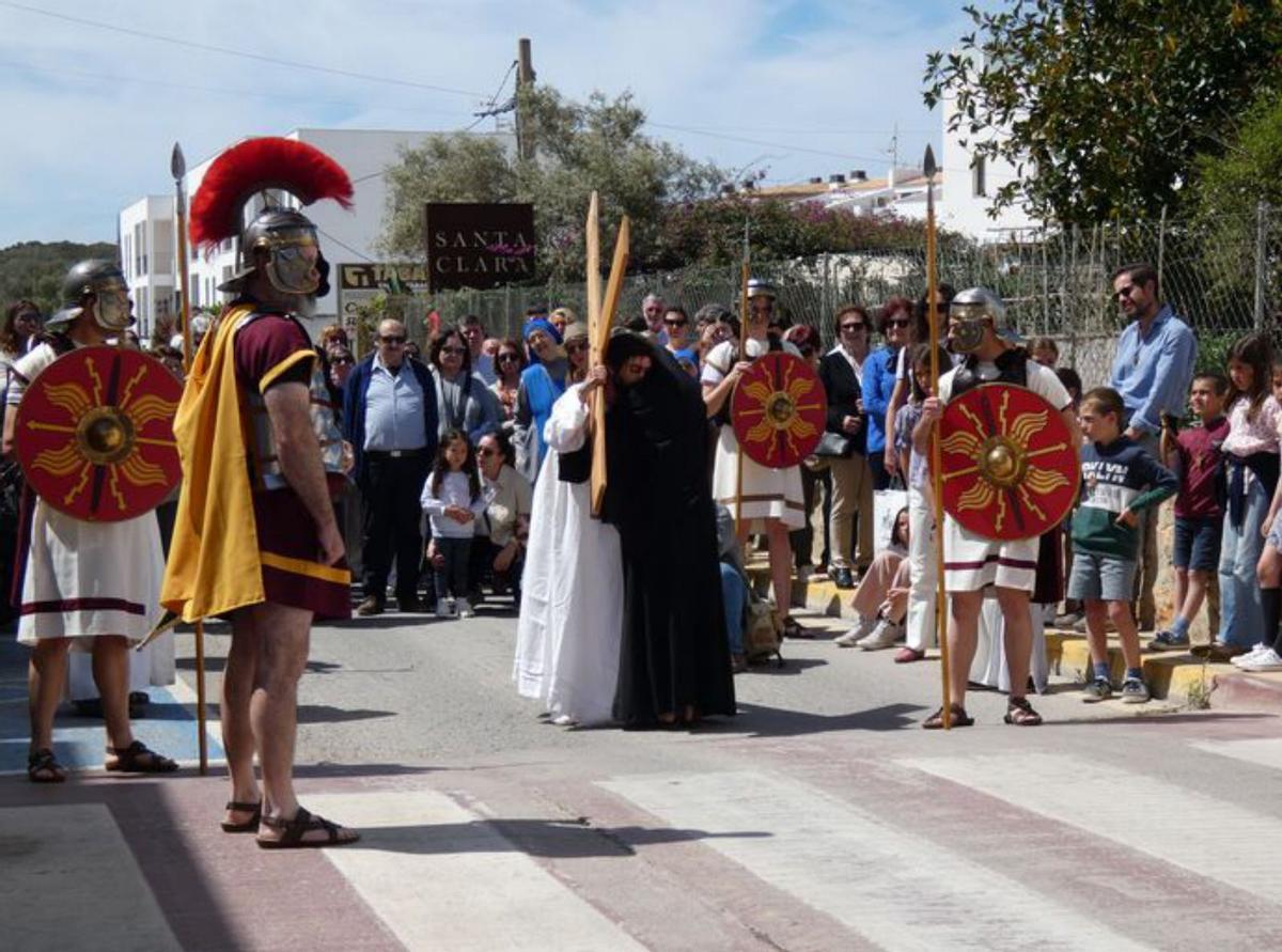 Jesús abraza a su madre de camino al Gólgota.