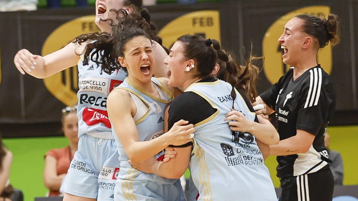 Marina Gea, segunda por la izquierda, celebra el ascenso de 2023.