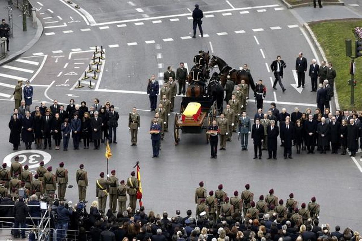 Les restes mortals de l’expresident Adolfo Suárez a la plaça de Cibeles.