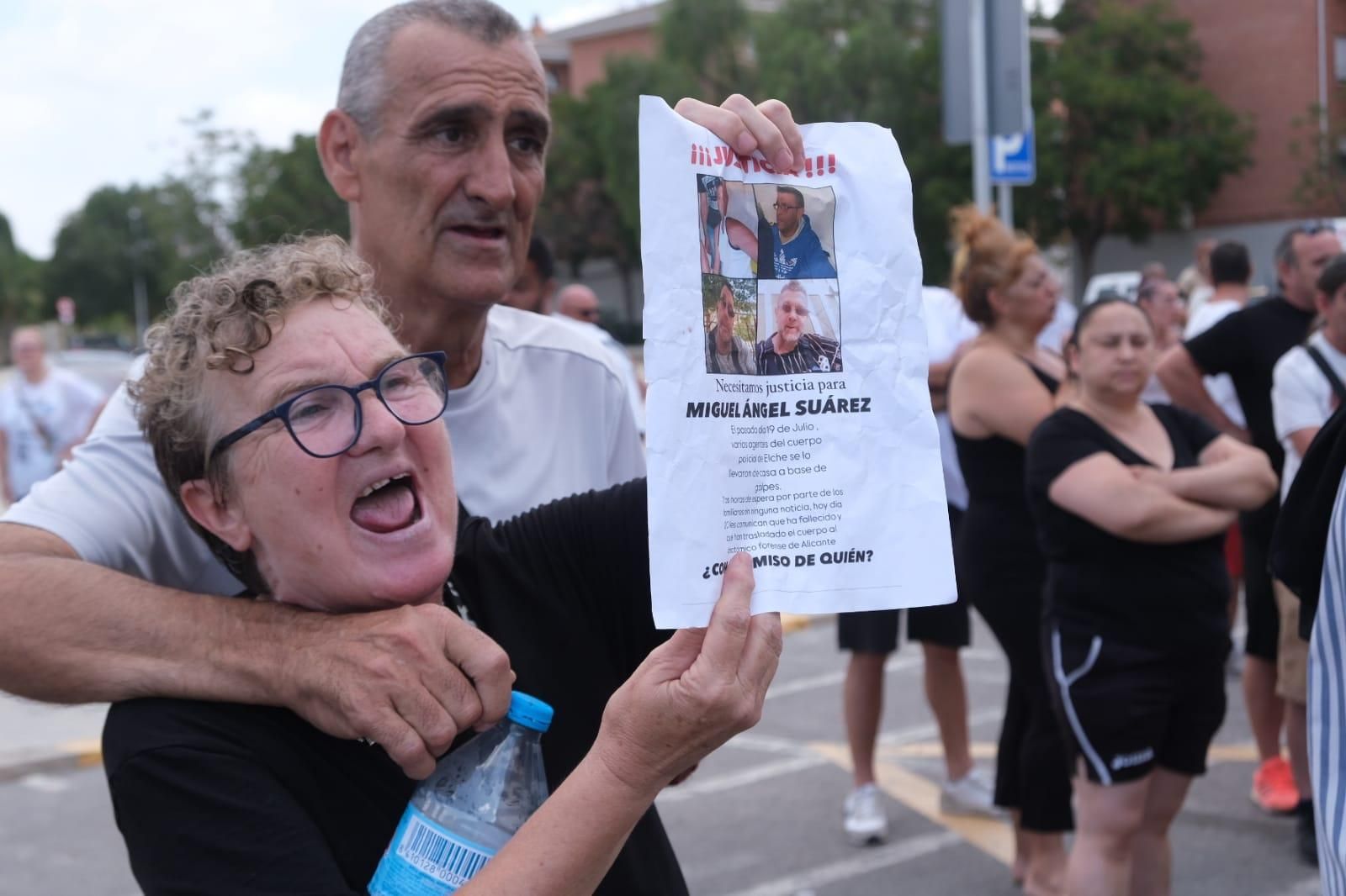 Protesta en los juzgados de Elche por la muerte de un detenido en Comisaría