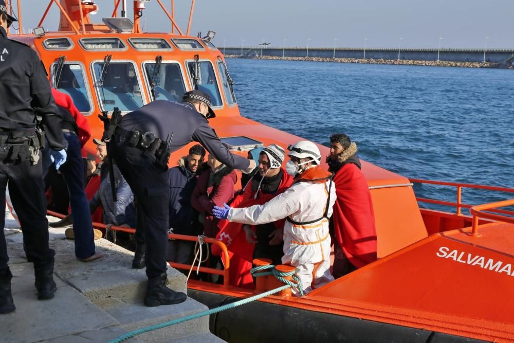 Guardia Civil, Cruz Roja y Salvamento Marítimo han puesto en marcha el protocolo para recepcionar a 24 personas rescatadas en el mar y que ocupaban una patera. 20 hombres y cuatro mujeres