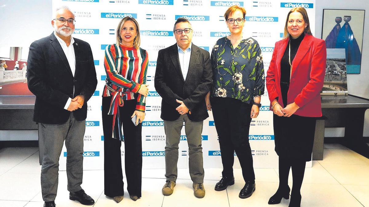 Los asistentes al desayuno Javier Hernández, Mari Carmen Mayoral y María Sasot, posan junto a Cristina Sánchez y Nicolás Espada, gerente y director de EL PERIÓDICO DE ARAGÓN