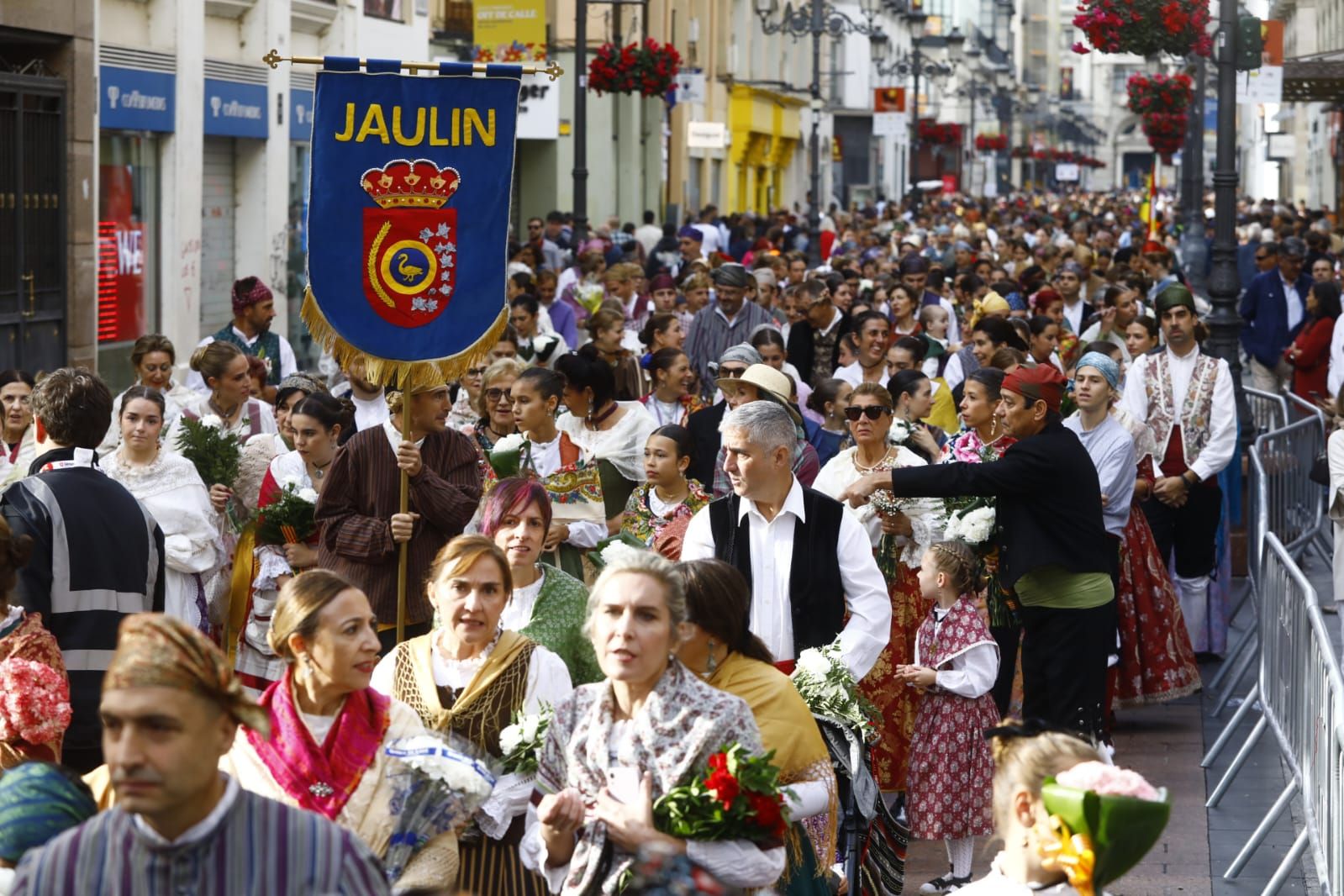 En imágenes | Zaragoza vive su día grande con la Ofrenda de Flores a la Virgen del Pilar