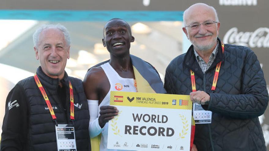 paco Borao y Juan Roig, junto a Joshua Cheptegei