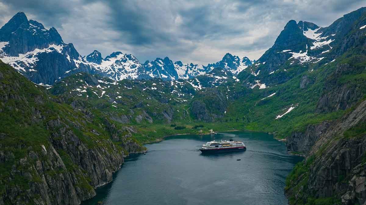 El 'Expreso del Litoral' de Hurtigruten, visita el Trollfjorden o fiordo de Trol, en el norte de Noruega.