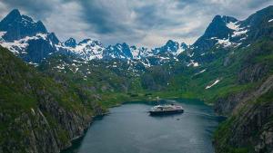 El Expreso del Litoral de Hurtigruten, visita el Trollfjorden o fiordo de Trol, en el norte de Noruega.