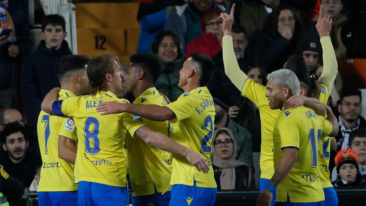 El Cádiz doblegó al Valencia en Mestalla