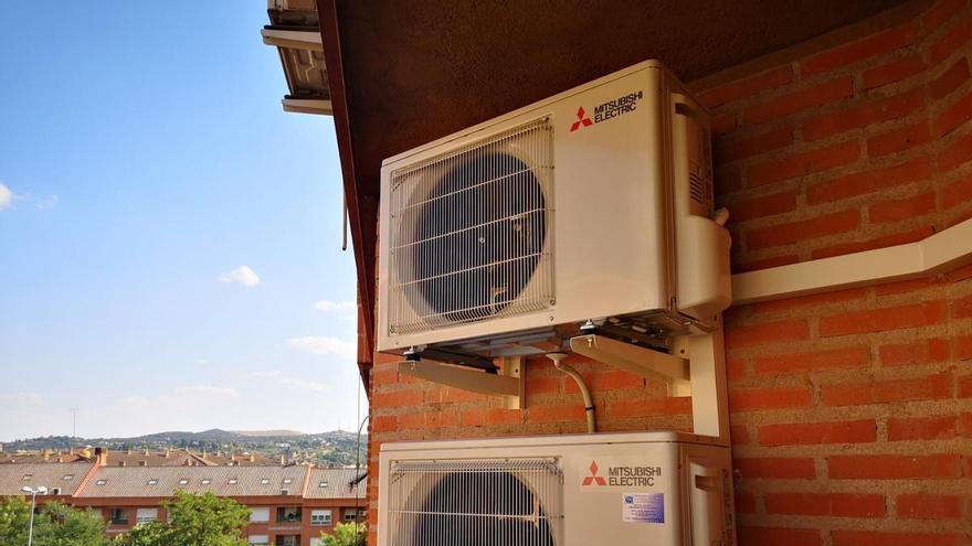 Ya es oficial: Multado con 3.000 euros por tener el aire acondicionado en la fachada según la Ley de Propiedad Horizontal en 2026