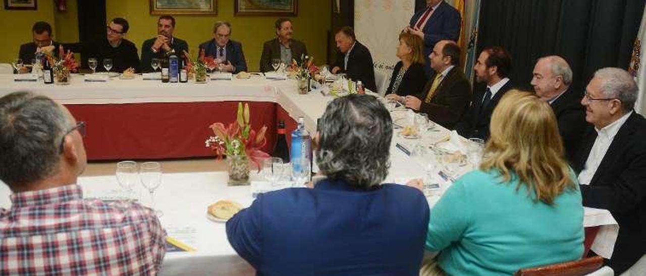 Participantes en la cena-coloquio de anoche. // R.V.