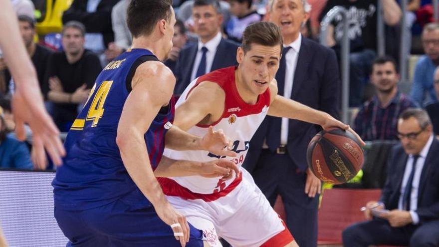 Guillem Jou, davant de Kyle Kuric en l&#039;últim Barça-Baxi disputat al Palau, el març passat