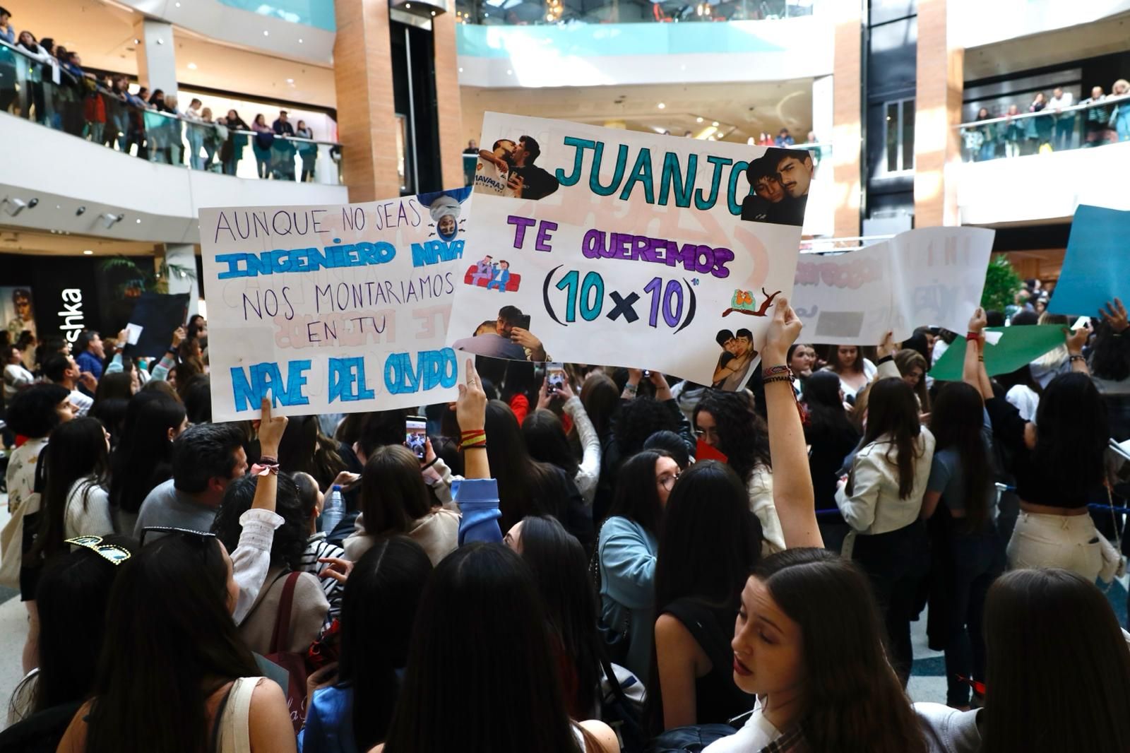 Juanjo Bona desata la locura en Zaragoza con su meet and greet