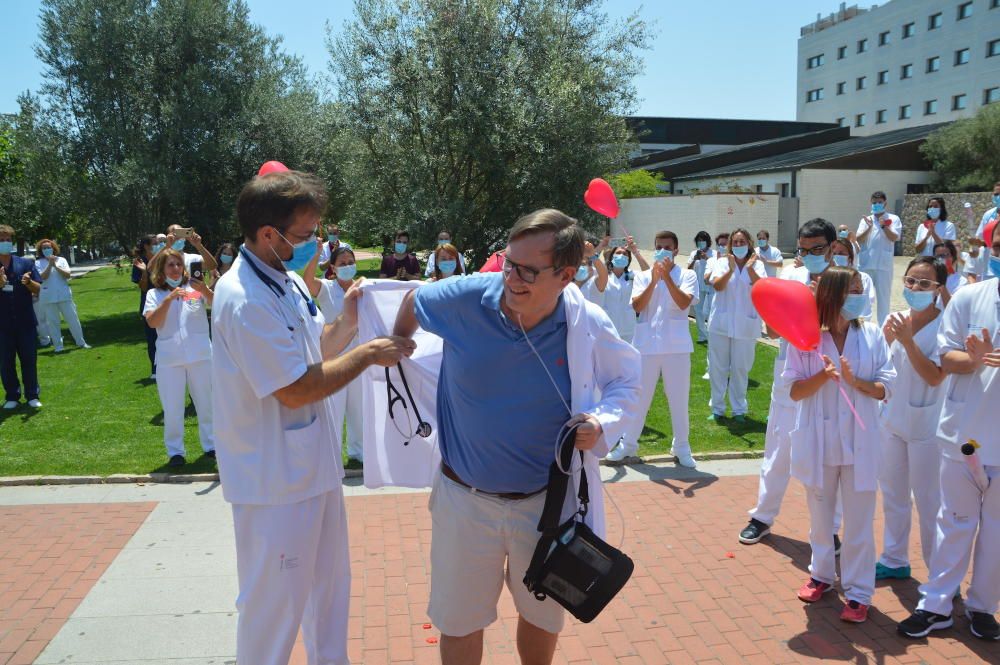 Emotivo homenaje sorpresa al doctor Bernardo García en el hospital de Manacor