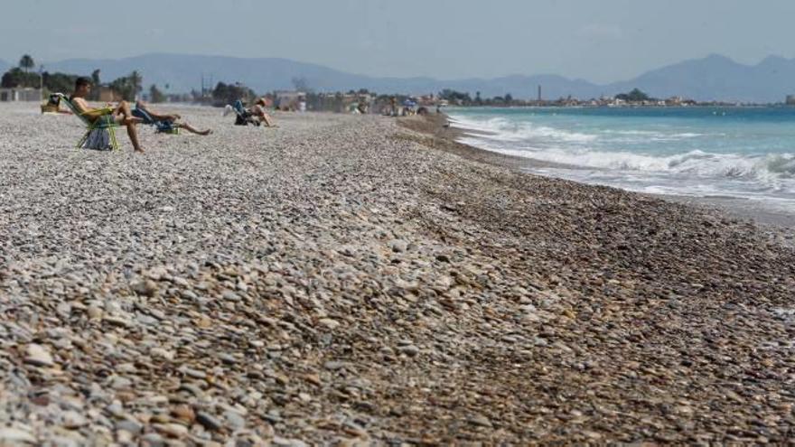 Las piedras ya llenan la playa de Corinto desde hace unos años.