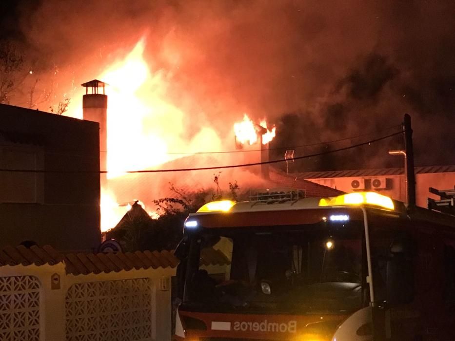 Los bomberos de Torrevieja y Almoradí han podido sofocar las llamas en el incendio de una pizzería en Torrevieja