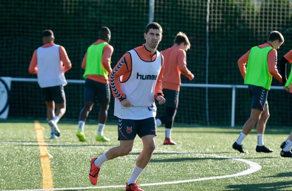 Deportes | Primer entrenamiento del Pontevedra CF tras la destitución de Luismi