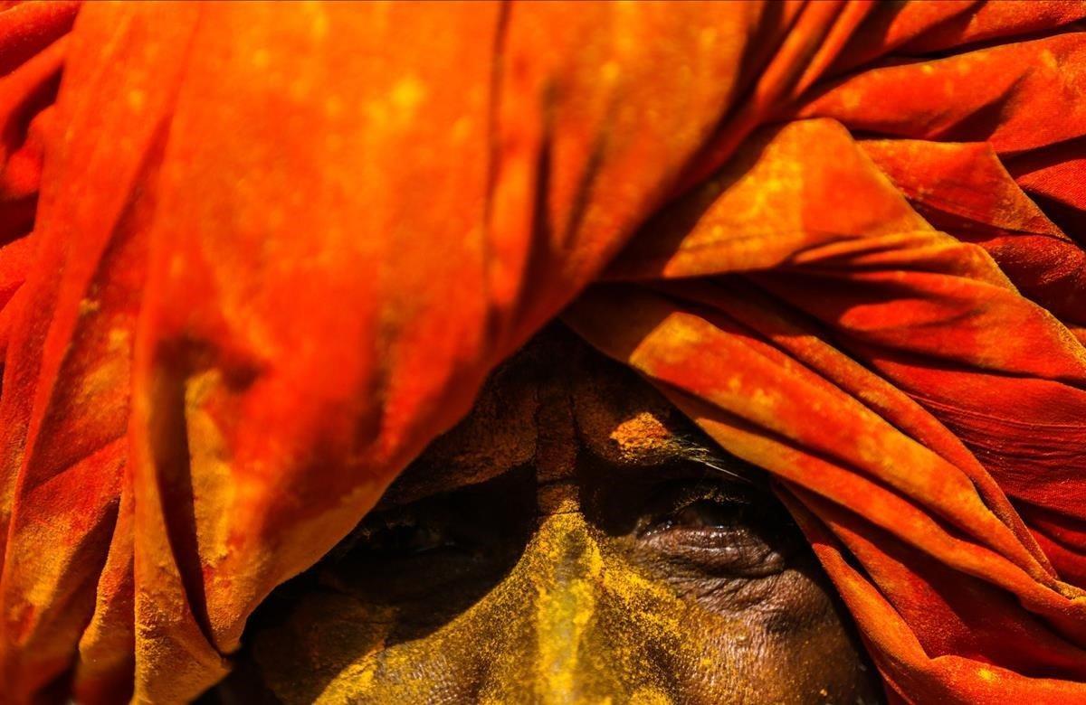 Un hombre cubierto de polvos de cúrcuma acude a la celebración del festival Bhandara, este lunes en el templo Khandoba, en Jejuri (India). Los devotos de la deidad local, el dios Khandoba, celebran el festival en los días de luna nueva que coinciden con lunes, algo que ocurre dos o tres veces cada año, y se lanzan entre ellos ingentes cantidades de polvos de cúrcuma, cuyo color representa el oro, para honrar su memoria.