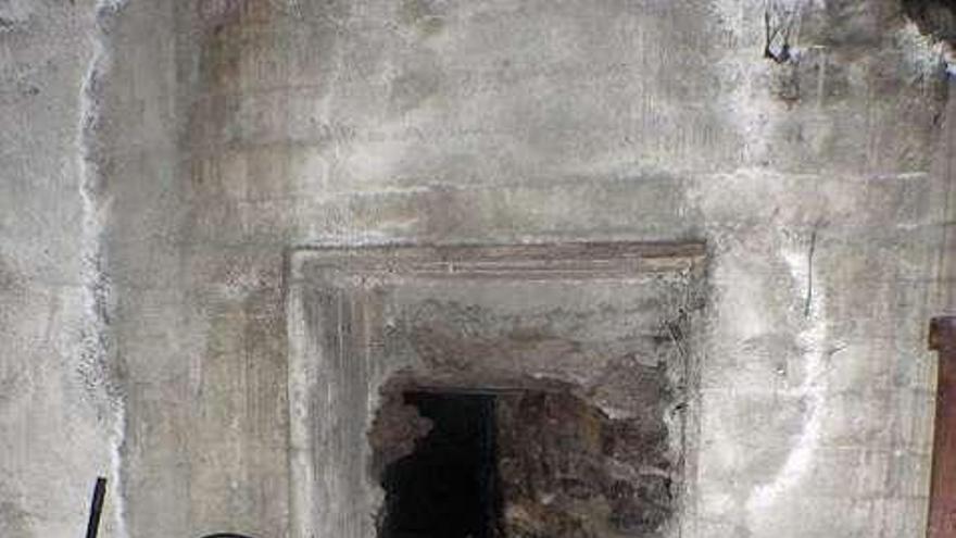 Integrante del colectivo en una de las grutas a las que se accede desde una vivienda (arriba), posando a la entrada de otra (abajo izda.) y otra entrada cubierta de maleza. / la opinión