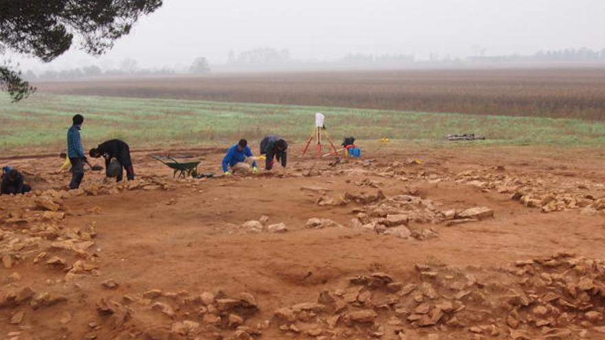 Arqueòlegs feinejant aquest hivern sobre el túmul gegant o enterrament col·lectiu de la zona de Mas Vilanera, a tocar de l&#039;Escala