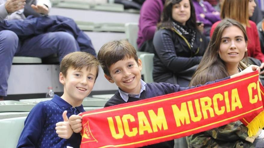 Jóvenes aficionados en las gradas del Palacio el miércoles ante el Enisey.